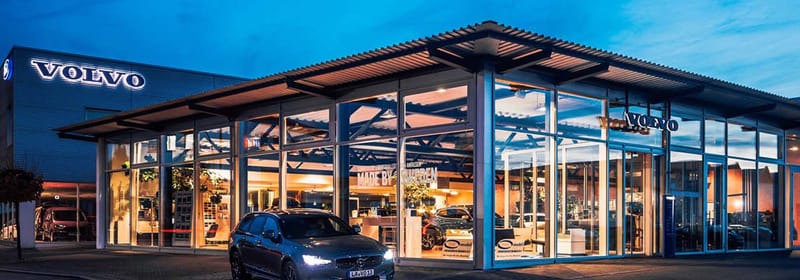 Der Volvo-Ausstellungsraum von Mundigl in der Abenddämmerung